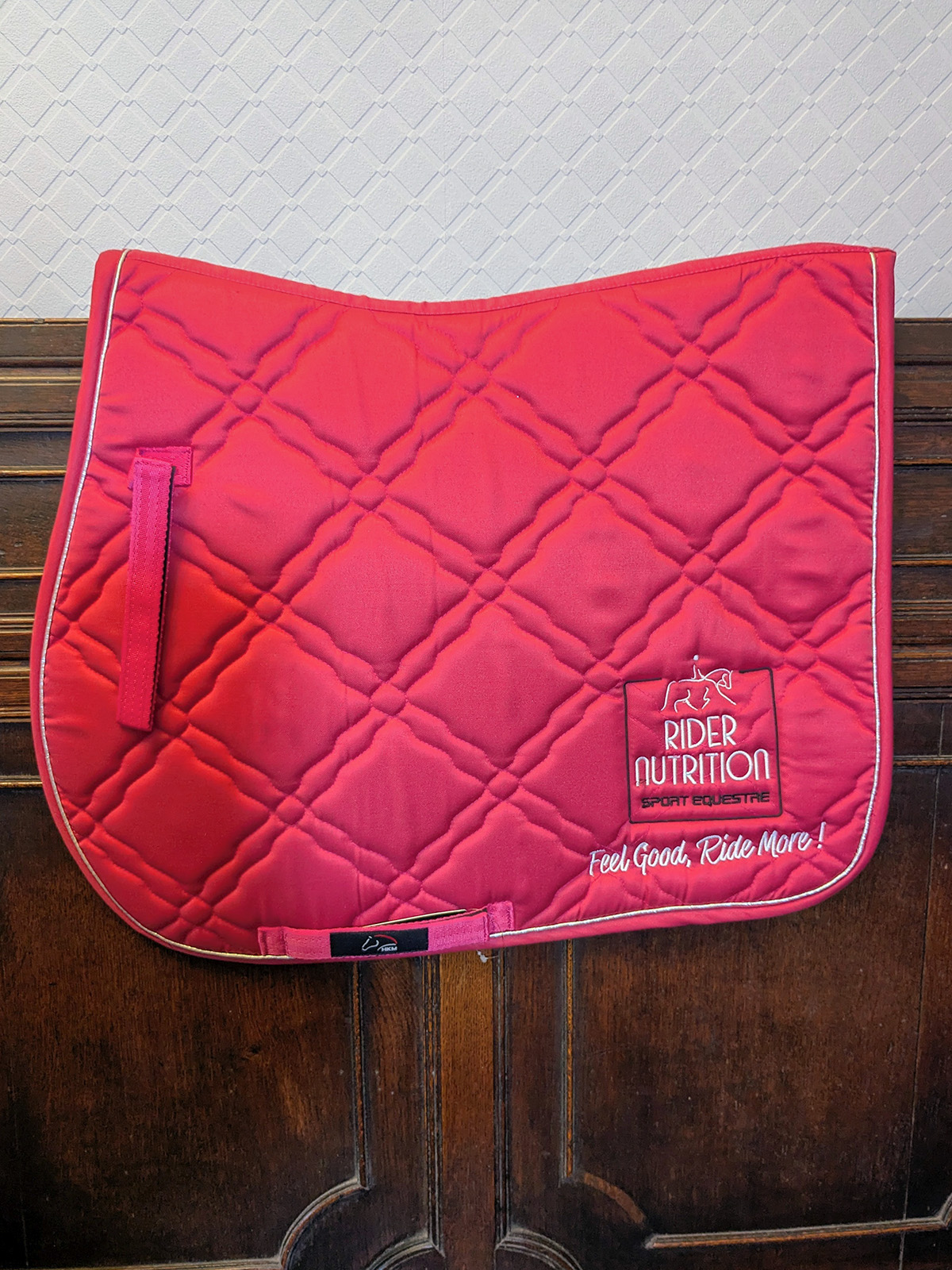 Tapis de selle polyvalent HKM brodé Rider Nutrition – Image 3