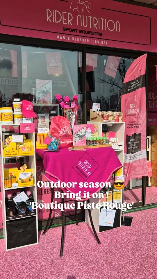 Réouverture de notre boutique @ridernutrition 'Piste Rouge' @pole_europeen_du_cheval pour la saison 'Outdoor 2025' avec un beau soleil pour le weekend du Grand National Dressage 14 au 16 mars.✨️🥤😎

Nos nouveautés en boutique : 👌

✨️ Relooking Boutique - nous avons chercher d'améliorer les choses et nous espérons que vous allez aimer le résultat. 🥤🎀...

✨️Accessoires Nouveautés - Casquettes Rider Nutrition et Rider Bags disponible pour transporter vos nutriments sportifs en concours. 🛍

✨️ Stock Nouveautés - Collagen shots pour vos courbatures et nos Rider Sprays Anti-Stress et Boosters pour les cavaliers adultes et enfants. 📦

✨️ Nos partenaires - idées cadeaux avec @mercuria.charms💗🎁 @bracelet_crins 💗🎁et @cheval_et_senteurs 💗🎁 

#nutritionsportive 
#ridernutrition 
#sportsnutrition 
#concoursequitation 
#bienetrecavalier