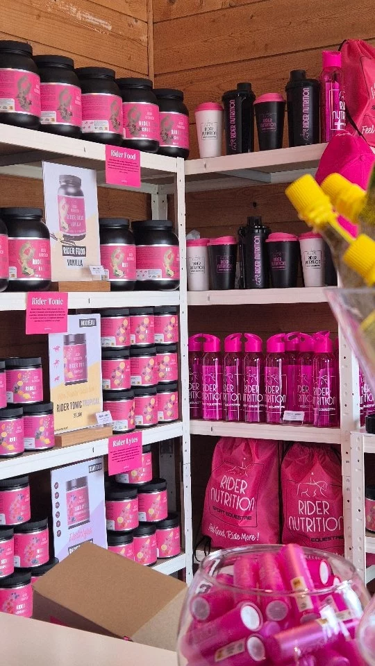 Découvrir nos produits @ridernutrition - Dégustation gratuite pendant le concours Harcour 11 au 21 avril. 

Boutique Piste Rouge - Une Nutrition Sportive pour les cavaliers. 🥤✨️
Énergie - Récupération - Hydratation - Anti-Stress ...

Conseils gratuits en concours. 🙌

#ridernutrition 
#ridernutritionsport 
#riderperformance 
#bienetrecavalier 
#nutritionsportive