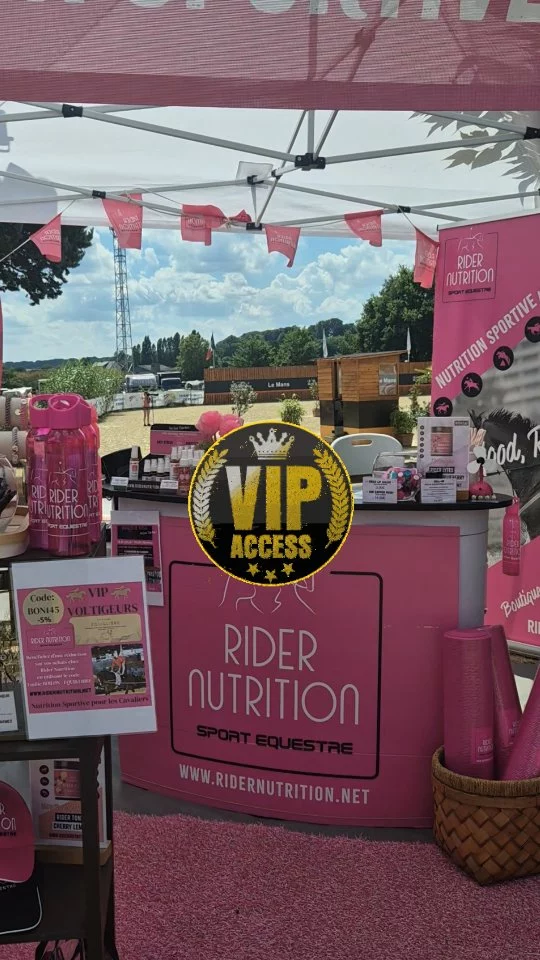 Voltigeurs - profitez d'un accès VIP au stand @ridernutrition avec le code de réduction sur tous nos produits de notre partenaire @equietlibre63 💯🩷🎪 -  jusqu'au 15 juillet inclus ! 👑✨️

Stand (rose) en face de l'accueil du Grand Hall. 🙌
À très vite!

#ridernutrition #bienetrecavalier #nutritionsportive #hydratation #energie #recuperation