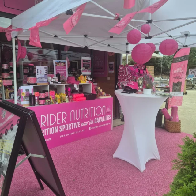 Notre boutique rose @ridernutrition 'Piste Rouge' 🩷🎪 Nutrition Sportive pour les Cavaliers !

Championnats Open France Amateur 2025. 🇲🇫🩷
Venez nous voir !

#bienetrecavalier #feelgoodridemore #Teampink #hydratation ##electrolytes #energie