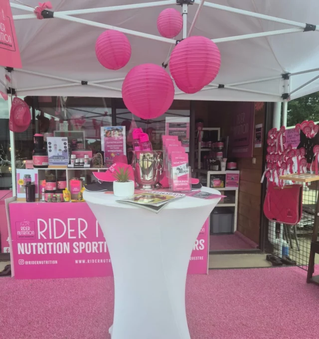 Notre "New Look" d'été sur la piste rouge ! 🩷🎪
Pink ...and more pink ! 🤭🩷🎀

Nutrition Sportive pour les cavaliers.🥤🥤🥤💒

Produits disponibles également en ligne : www.ridernutrition.net 

#hydratation #bienetrecavalier #energie
#electrolytes #recuperation