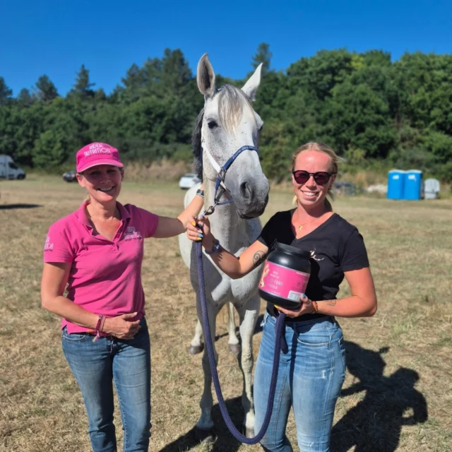 Succès pour notre 'Team Pink' Ambassadeurs avec Sara et  Cyril @saral_22 - gagnant en Endurance 40km Amateur @endurance_seiches_sur_le_loir 
🏇💯🎊🏆

Produit @ridernutrition préféré de @saral_22
- Rider Lytes - Électrolytes pour les cavaliers.🥤

Rester hydraté... surtout pendant les températures fortes ✅️ 
Une bonne récupération ✅️ 
PAnti-crampes ✅️
Conserver votre énergie et lucidité. ✅️
Confort à cheval.✅️

Sara est actuellement en train de tester notre Rider Food pour voir les bénéfices en Endurance. 🙌

#hydratation #bienetrecavalier
#electrolytes #ridernutrition #riderfitness #ambassadeur #endurance #nutritionsportive