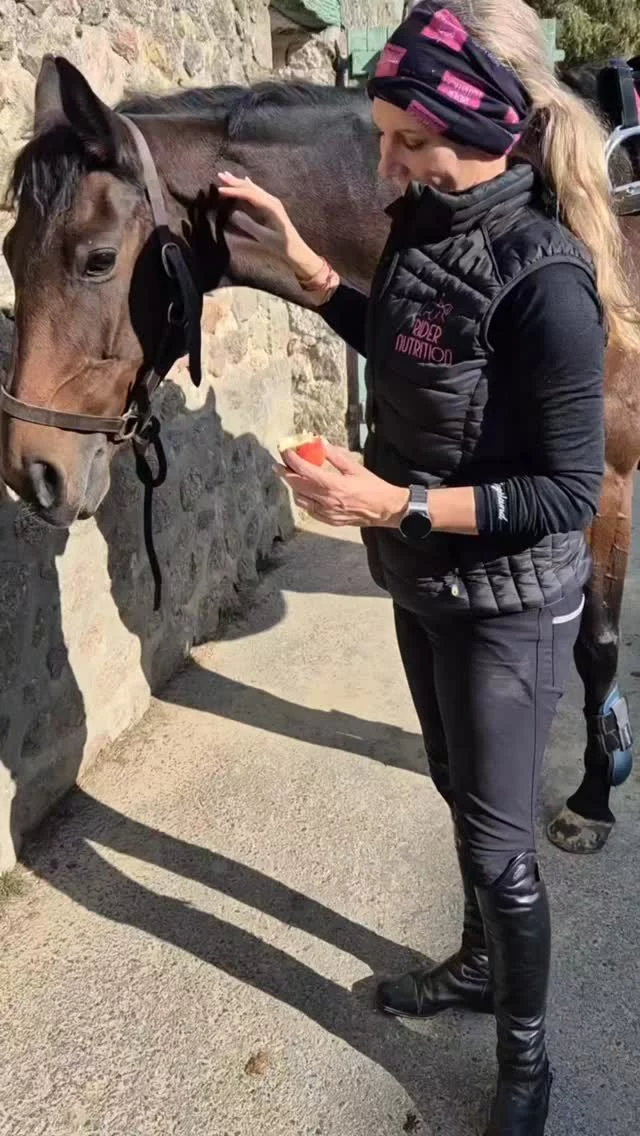 Nos gilets @ridernutrition en pleine action avec Founder Boss Anita. 🤭😉 "Rider Nutrition Clothing" sur commande uniquement actuellement. 

Les gilets sont disponibles en tailles adultes - noires seulement et avec capuche détachable. 🏇 #rebrandedbyridernutrition 🇬🇧

Adressez-nous un pm avec votre adresse email pour recevoir plus d'informations. Date limitée pour les commandes. 📨💗

#ridernutritionclothing 
#ridernutrition 
#teampink
#equestrianclothing 🇬🇧