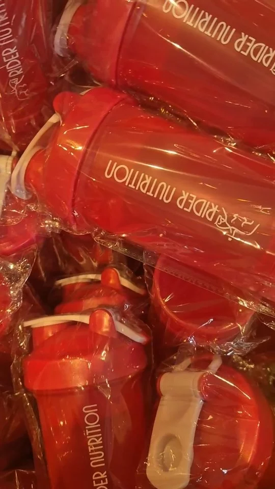 Nos nouveaux 'Sports Shakers' roses sont arrivés pile à l'heure pour @salon.cheval.angers ! 🥤💯💝

Plusiers cavaliers ont expliqué que nos boites de @ridernutrition produits sont trop grandes à transporter en concours - aux ecuries - et que les portions quotidiennes ne sont pas toujours faciles à organiser à l'exterieur. ⁉️

Notre nouveau shaker de 500ml avec 2 pods intégrés pour transporter vos portions quotidiennes et un 'mixer ball' pour faciliter la préparation de votre Rider Food  est notre solution ...💝 

Nous ésperons que vous les trouverez utiles. ✨️

Disponibles en boutique ... et prochainement en ligne. www.ridernutition.net (voir lien en bio). 📦

#ridernutrition
#nutritionsportivepourlescavaliers 
#concoursequestre