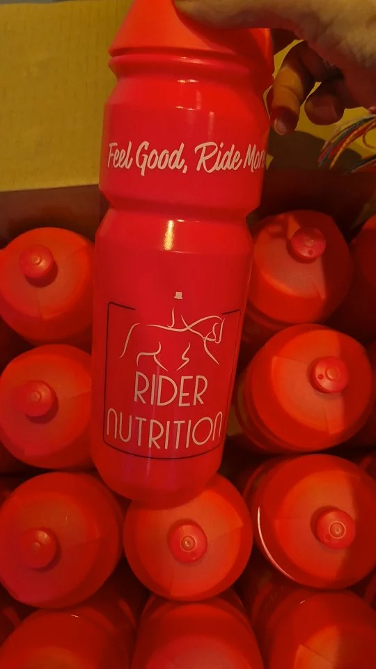 Découvrez notre nouvelle collection de 'Sports Dinkers' - gourdes sport 750 ml @ridernutrition 🥤💗✨️

Disponible à l'achat  dans nos boutiques ...bientôt en ligne. 📦🥤💫 

Un grand merci @brionymolly media !😉💯 Top design work !!

#ridernutrition #bienetrecavalier #ridernutritionsport #hydratation #concoursequitation #nutritionsportivepourlescavaliers