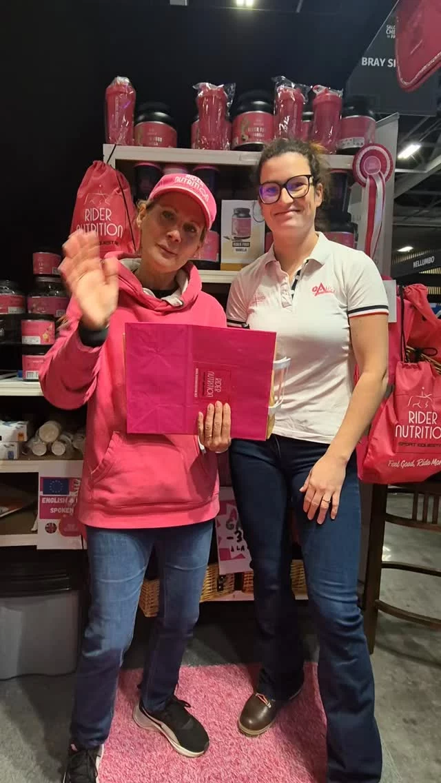 Dernière journée @salonduchevaldeparis sur notre stand @ridernutrition Hall 6 C14 et nous accueillons notre Ambassadrice de Dressage @amy.amelie77 👑💕

Amélie est sur place ce matin à répondre à vos questions ...spécialiste pour les Dresseurs. ✨️😉

#ridernutrition #dressageconcours #bienetrecavalier #nutritionsportivepourlescavaliers #sportsnutritionforriders