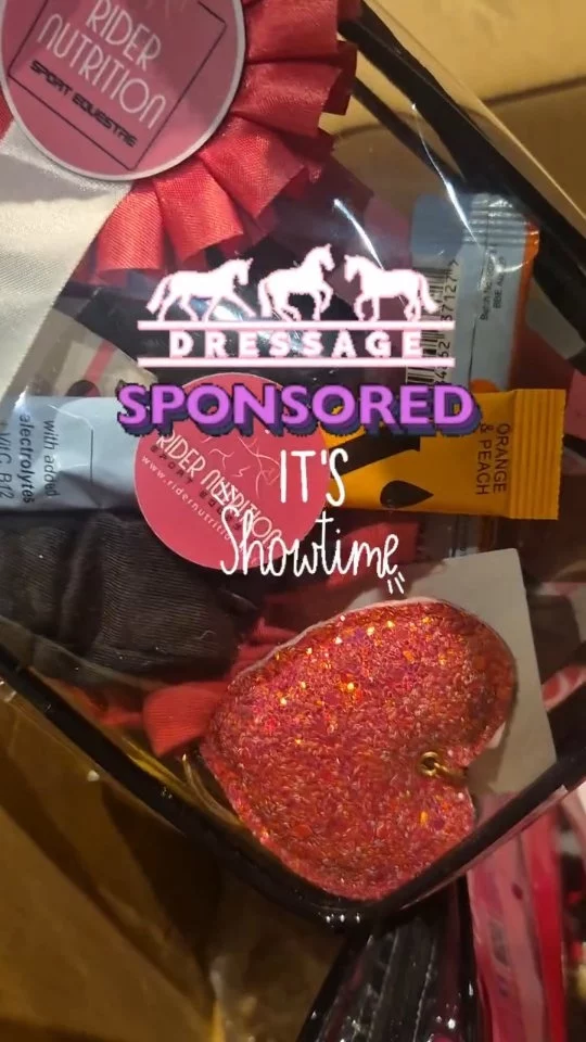 Préparation pour un petit sponsoring 'en rose' @ridernutrition ce week-end chez notre partenaire prescripteur @les_ecuries_du_grandmontgenard  pendant leur premier concours de Dressage sur place ! ✨️

Bonne chance à tous les dresseurs et profitez pleinement de cette journée de concours. 💫🍀

#feelgoodridemore #ridernutrition #bienetrecavalier #sponsoringsport #dressageconcours