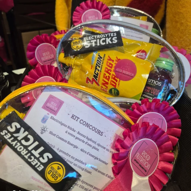 Notre liste de cadeaux de Noël pour les cavaliers - N° 1 :🎄✨️🎁 Kit Concours @ridernutrition

Adapté pour vous accompagner la longueur de votre journée de concours et idéal pour toutes disciplines. Une sélection de Nutrition Sportive à utiliser pour votre bien-être sportif; 

#hydratation  #énergie #concentration #récupération #anticrampe 🏇✨️

Disponible en boutique ou en ligne www.ridernutrition.net (voir bio)

Réservé aux cavaliers à partir de 14/16ans