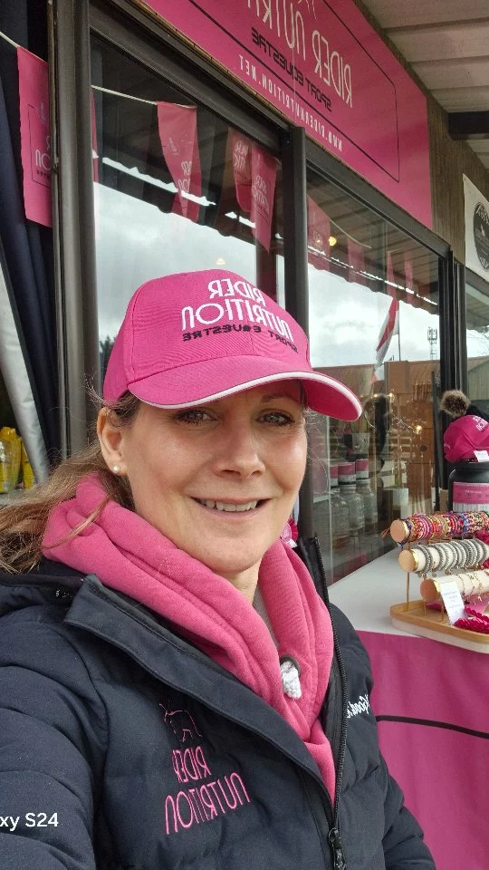 Relooking de notre boutique @ridernutrition Piste Rouge pour le TDA @pole_europeen_du_cheval 🩷😉 Bon concours à tous. 

Boutique Relooking 'Piste Rouge' @ridernutrition for the TDA show jumping week-end @pole_europeen_du_cheval 🩷😉 Wishing you all a great show week-end. 

#ridernutrition #cso #ridernutritionsport #nutritionsportivepourlescavaliers #showjumping