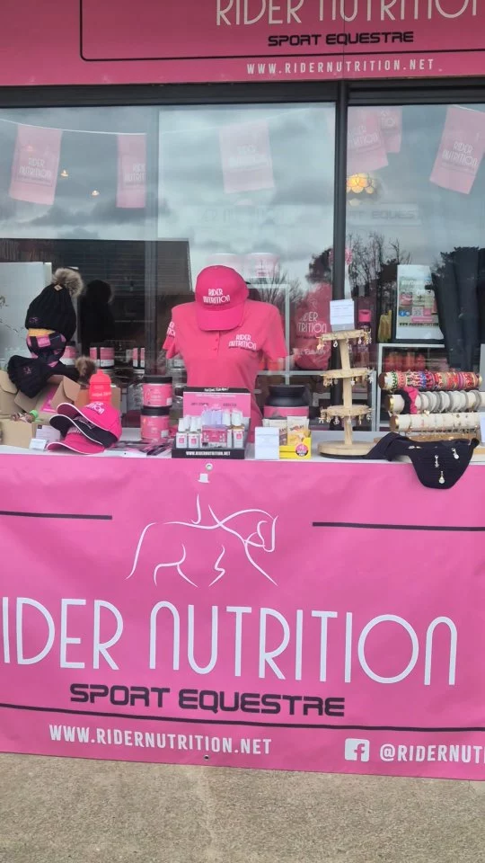 1ère journée du TDA concours @pole_europeen_du_cheval - notre boutique @ridernutrition ouverte sur la piste rouge. 🥤

1st Day of the TDA show jumping @pole_europeen_du_cheval with our Boutique open on the 'Piste Rouge'. 🥤

#showjumping #cso #nutritionforequestrians #sportsnutritionforriders #ridernutrition