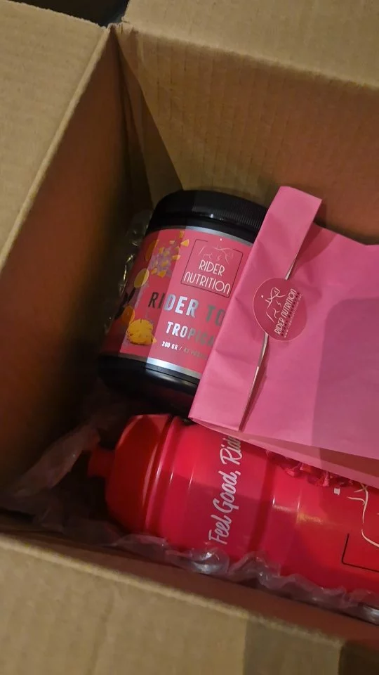 La préparation d'une commande typique pour les besoins des cavaliers,début de saison des concours. 👍📦 Nutrition Sportive pour les cavaliers @ridernutrition 

Préparation