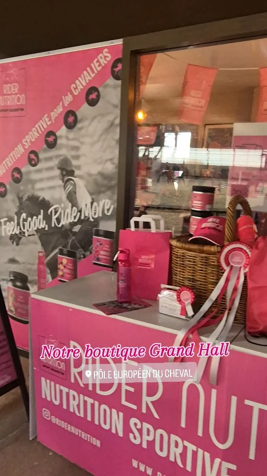 Un petit tour de notre boutique @ridernutrition située dans le Grand Hall @pole_europeen_du_cheval 🩷🥤
Nutrition Sportive pour les cavaliers. 

A little tour of our Boutique @ridernutrition located in the Grand Hall @pole_europeen_du_cheval Sports Nutrition for Riders. 🥤🩷

#boutiqueridernutrition #ridernutrition 
#sportsnutritionforriders #nutritionsportivepourlescavaliers