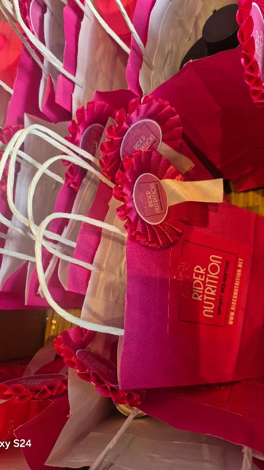 Sponsoring de notre top club  @les_ecuries_du_grandmontgenard 🩷🥤concours Derby le 19 avril.

Bonnes préparations @nicolasrosiaux et @quentinberthe ...et Team Pink Power !💪🩷

Bon concours à tous !

#ridernutrition #riderperformance #derby #ridernutritionsport #nutritionforequestrians