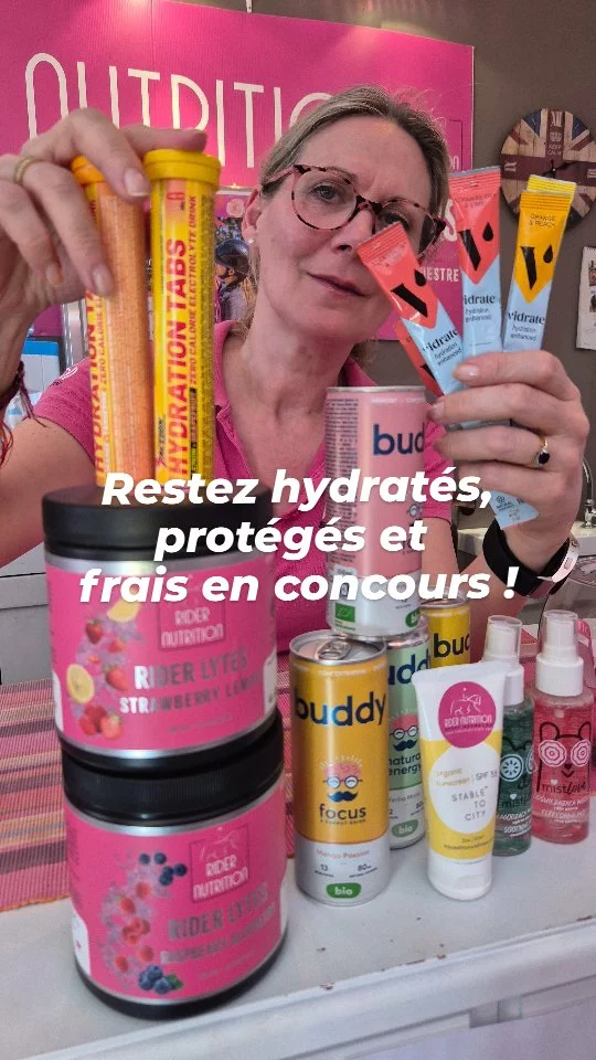 Cavaliers ... (et les accompagnateurs) oubliez pas de rester bien hydratés, protégés et frais pendant vos journées en concours et à cheval !! ⚠️🥤🌞
Disponible en boutique @ridernutrition et en ligne (lien en bio) Boutique @pole_europeen_du_cheval
Grand Hall.

Equestrians...(and fan club) ... don't forget to look after yourselves during the heatwave at shows ... or just riding out !! ⚠️🥤🌞
Available in store @ridernutrition and on ligne (link in bio) Boutique @pole_europeen_du_cheval
Grand Hall 

#electrolytes #hydratation #cremesolaire 
#ridernutrition