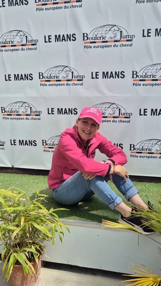 "Podium moments"... à côté de la boutique @ridernutrition avec notre Ambassadrice @ecurie_dh de @feel_horse_sellerie pendant le week-end de Boulerie Master Dressage.
Bravo et un grand merci ! 🥤 🩷 Toujours des grands moments de partage. 

Podium moments next to our boutique @ridernutrition
with Ambassador @ecurie_dh from @feel_horse_sellerie during the Boulerie Master Dressage weekend. 🥤🩷
Bravo and thank you ! So special to be a part of these moments. 

#ridernutrition #podium #nutritionforequestrians #nutritionsportivepourlescavaliers