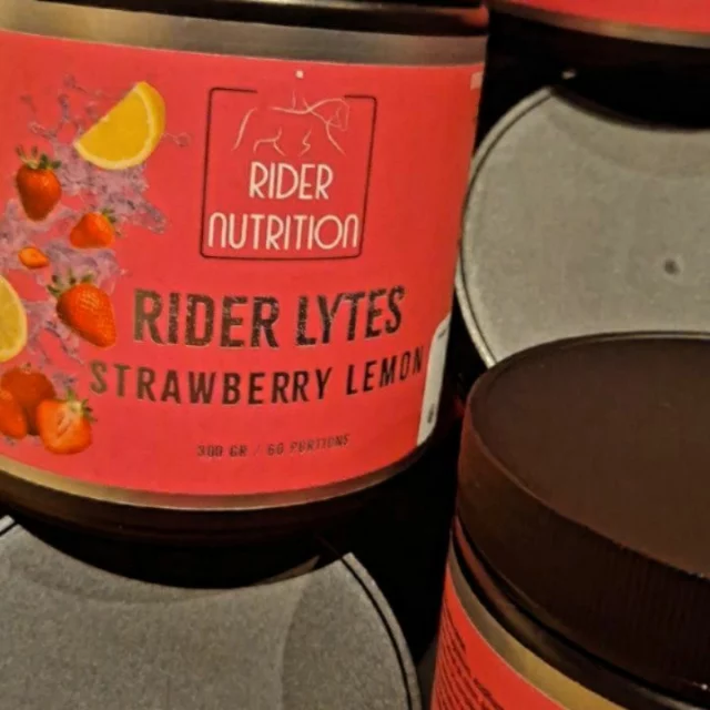 Victime du succès ... aujourd'hui de retour en stock - Strawberry Lemon Rider Lytes. 🍓🍋 Électrolytes pour les cavaliers. Restez bien hydratés ! 🌞
Profitez de notre 'Team Pack' et faites des économies. ✨️🥤🥤🥤🥤
Disponible en deux saveurs.

🇬🇧
Victime of success... today back in stock - Strawberry Lemon Rider Lytes. 🍓🍋Electrolytes for Equestrians. Helping you stay hydrated !🌞
Benefit from our Team Pack and save. ✨️🥤🥤🥤🥤
Available in two flavours.

#electrolytes
#hydratation
#concoursequestre 
#ridernutrition