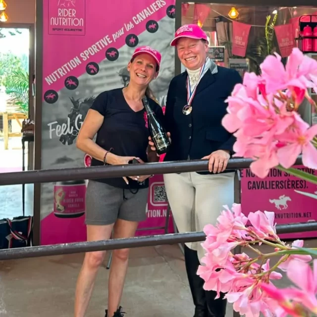 Moment de fierté @ridernutrition avec une médaille d'argent en Dressage pour notre Ambassadrice @cyrielleveyres @pole_europeen_du_cheval 

#teampinkpower !! 🩷🇨🇵🙌

#dressage #ridernutrition
#nutritionsportivepourlescavaliers