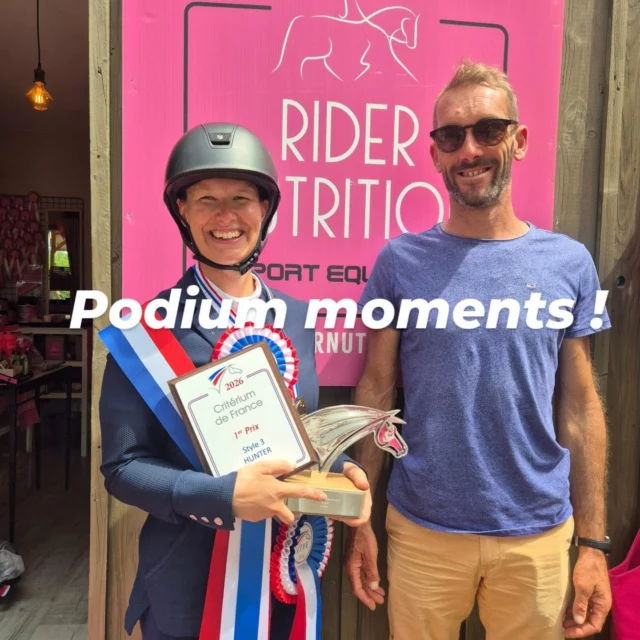 Médaille d'Or @annso_marco en Hunter Style qui était une de nos premières Bêta-Testeuse  nous aidant d'établir notre gamme disponible aujourd'hui.  Fierté également pour son coach @nicolasrosiaux @les_ecuries_du_grandmontgenard où le projet @ridernutrition a commencé avec la fondatrice @anitatreton_rankin 🇨🇵🏆🎊 
Bravo et un grand merci !🙏🥤

🇬🇧
So proud of our Gold medalist Hunter Style @annso_marco who was one of the very first Bêta- Testers helping us establish our product range available today. Proud coach @nicolasrosiaux @les_ecuries_du_grandmontgenard where the @ridernutrition project began with Founder @anitatreton_rankin 🎊🇨🇵🏆
Congratulations and huge thanks ! 🙏🥤