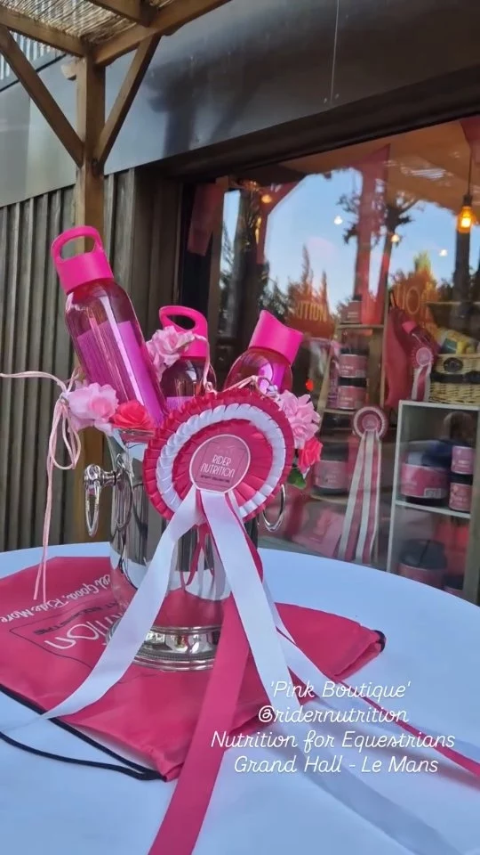 A tour of our 'Pink Boutique' @ridernutrition
 located in the main Grand Hall @pole_europeen_du_cheval Leaders in Sports Nutrition for Equestrians - products for YOUR performance - préparation - recovery - stress management. Come and see us ! 🥤✨️🏇

Products in store and online (link in bio)
www.ridernutrition.net 

🇨🇵
Un tour de notre 'Boutique Rose' @ridernutrition située dans le Grand Hall @pole_europeen_du_cheval Leader en Nutrition Sportive pour les cavaliers - VOTRE performance - préparation- récupération - gestion du stress 
Venez nous voir ! 🥤✨️🏇

Produits disponibles en boutique et en ligne www.ridernutrition.net (lien en bio)

#riderwellbeing #ridernutrition #bienetrecavalier #nutritionforequestrians