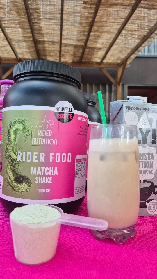 Rider Food, la solution idéale pour les cavaliers qui recherchent un moyen sain, facile et efficace de se nourrir en concours, en entraînement ou pendant le travail aux écuries. 🥤💯

🇪🇺🇬🇧
Rider Food, tge ideal solution for equestrians who are looking for a healthy, easy and effective way to eat at shows or whilst exercising, working at the yard. 💯🥤

#ridernutrition #riderfood #matcha 
#nutritionforequestrians