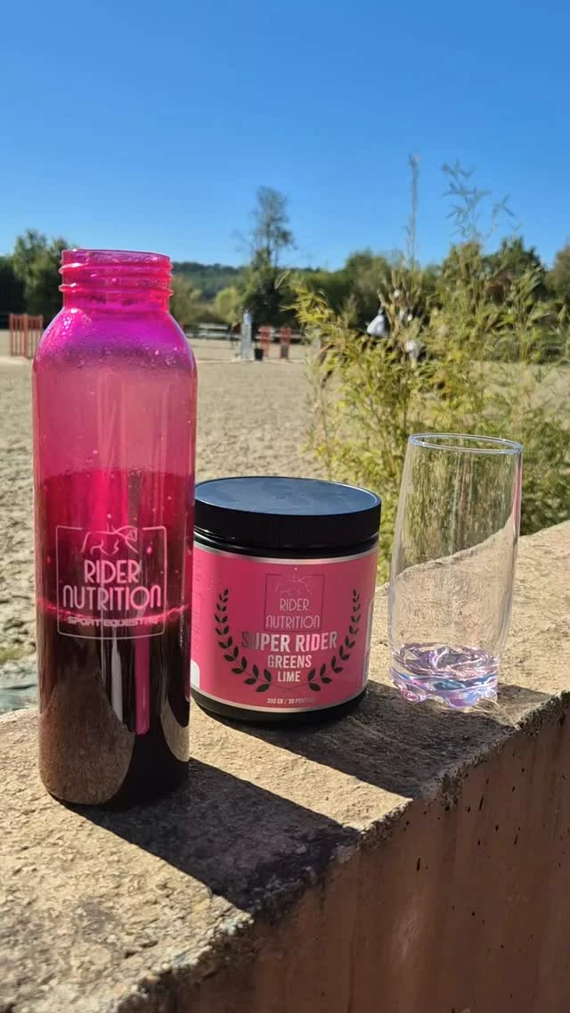 Super Rider "Greens" 🥤🍃
Les Superaliments qui apportent aux cavaliers les nutriments essentiels au quotidien et en sport :

🥬 Une flore intestinale saine.
🍃 Une bonne production d'énergie.
🥦 Une concentration mentale.
🥤 Pro-biotiques.
🍋‍🟩 Goût rafraîchissant de citron vert 

Super Rider "Greens" 🥤🍃
Super Food for Equestrians, providing important daily nutrition requirements :

🥬 Healthy intestinal floral 
🍃 Energy production 
🥦 Mental focus 
🥤 Probiotics 
🍋‍🟩Refreshing Lime flavour 

#greens
#ridernutrition #bienetrecavalier #riderwellbeing 
#superrider