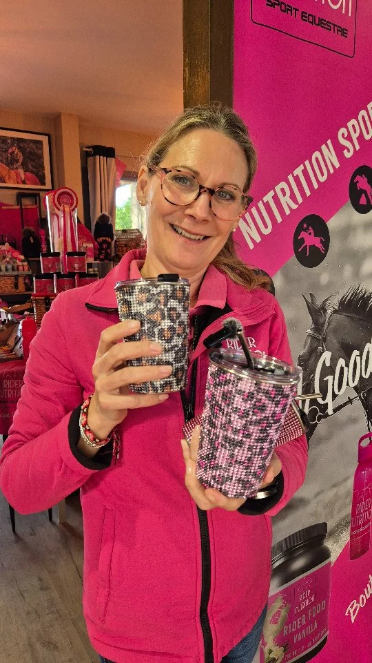 Notre collection pour l'automne - hiver est en train d'arriver à nos boutiques pour les cavaliers @ridernutrition @pole_europeen_du_cheval 

Tasses-voyage strass - un choix de 3 coloris, disponibles en boutique et bientôt sur notre siteweb.

Our autumn- winter collection is begining to arrive at our boutiques @ridernutrition for our equestrians @pole_europeen_du_cheval 

Sparkle travel-mugs - a choice of 3 different designs. Available in store and coming soon online.

#ridernutrition #travelmug #bienetrecavalier #sportsnutritionforequestrians