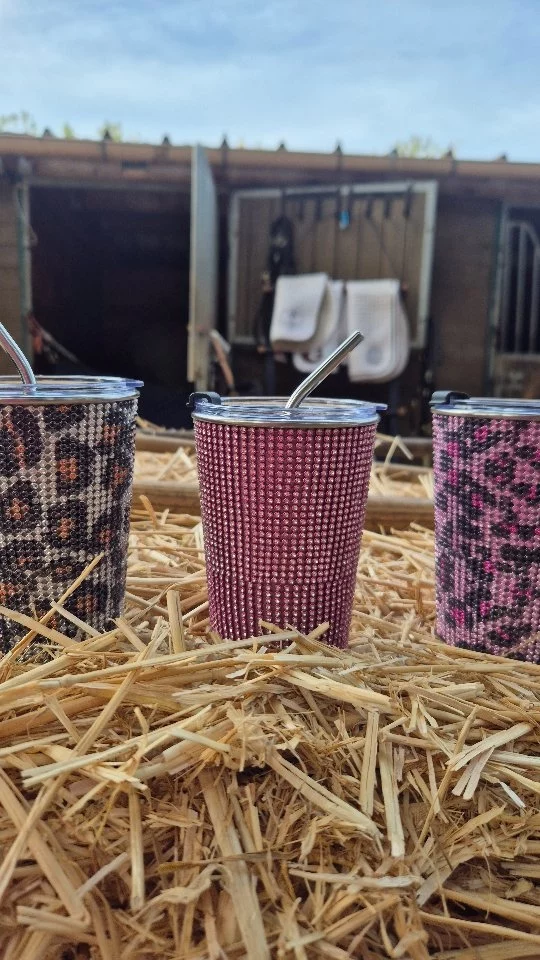 Nos nouvelles 'tasses-voyage strass'..."en vogue" pour l'autome-hiver @ridernutrition ! 🥤✨️🩷
Disponible en boutique...bientôt en ligne.

Our new sparkle travel-mugs ... "en vogue" this autumn-winter @ridernutrition ! 🩷✨️🥤
Available in store and coming soon online. 

#ridernutrition #travelmug #sportsnutritionforequestrians