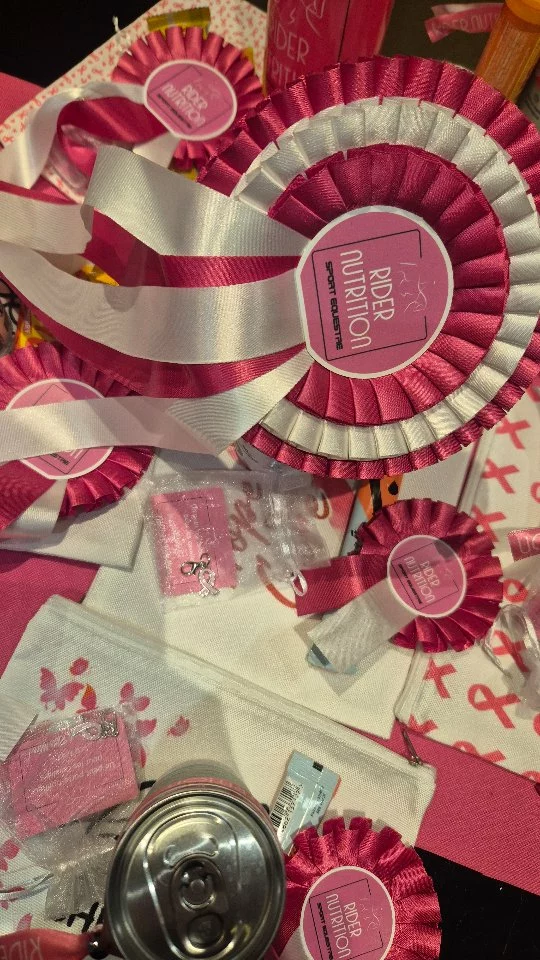 Nous sommes prêts pour une journée de sponsoring exceptionnelle @ridernutrition au club où notre concept a vu le jour #betatesting 🫶

Concours Hunter @les_ecuries_du_grandmontgenard dimanche 25 octobre, thème "Octobre Rose à Cheval" 🎀🏆

N'oubliez pas de nous envoyer vos photos avec votre cheval pour le challenge photo - Octobre Rose.📷 Suivez @teampinkridernutrition pour plus d'informations. 

Bonne chance à vous tous ! 

#ridernutrition #sponsoringsport #octobreroseacheval #hunterequitation